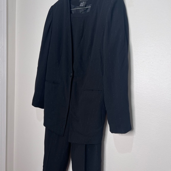 Halston Vintage women’s Black pants suit with metallic pinstripes size 12 - Picture 3 of 13